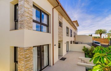 Fabricación e instalación de estructuras de aluminio para promociones residenciales, cumpliendo los plazos de obra, las necesidades de producción y las especificaciones de la promotora