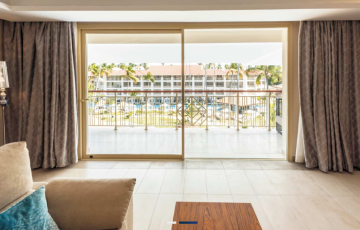 6500 Sliding es un sistema corredero de aluminio para ventanas y puertas, con un espesor medio de perfil de 1,5 mm, diseñado para proyectos residenciales y comerciales en climas suaves