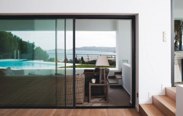6500 Plus es un sistema corredero de aluminio para ventanas y puertas, con un espesor medio de perfil de 1,5 mm, diseñado para proyectos residenciales y comerciales modernos