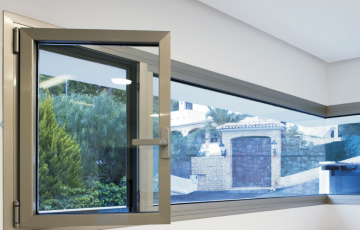 El sistema de aluminio COR 60 con hoja oculta está diseñado para proyectos arquitectónicos modernos donde el minimalismo, las líneas limpias y la elegancia de la fachada son esenciales