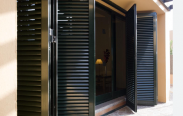 Es un sistema de persianas mallorquinas exteriores de aluminio con lamas fijas u orientables, diseñado para aportar privacidad, protección solar y una estética arquitectónica moderna